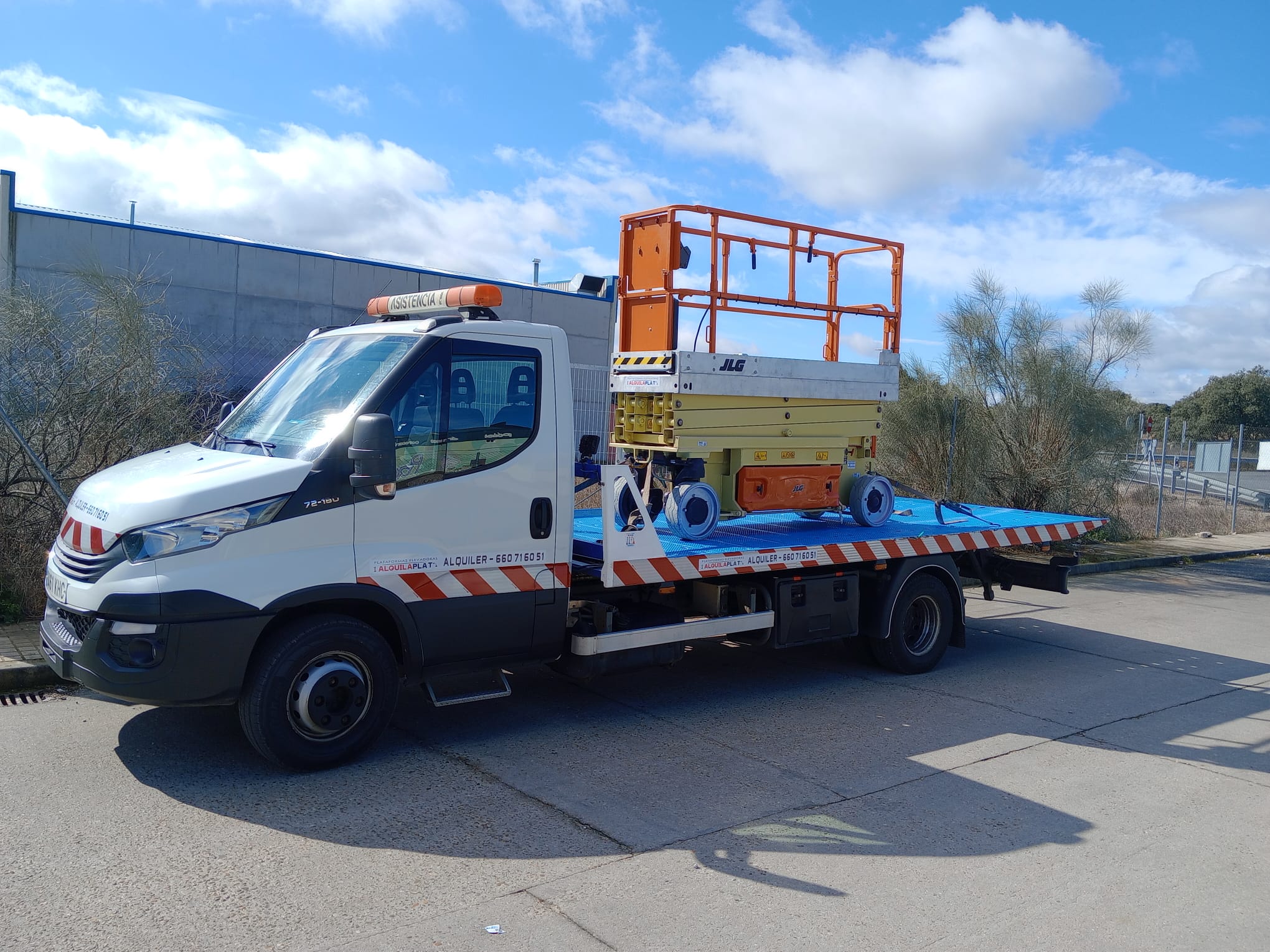 Camión de transporte ALQUILAPLAT con plataforma