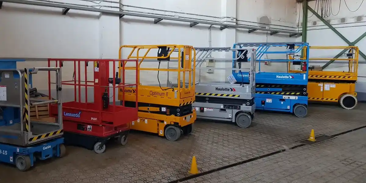 Exposición de plataformas elevadoras para alquiler en Madrid