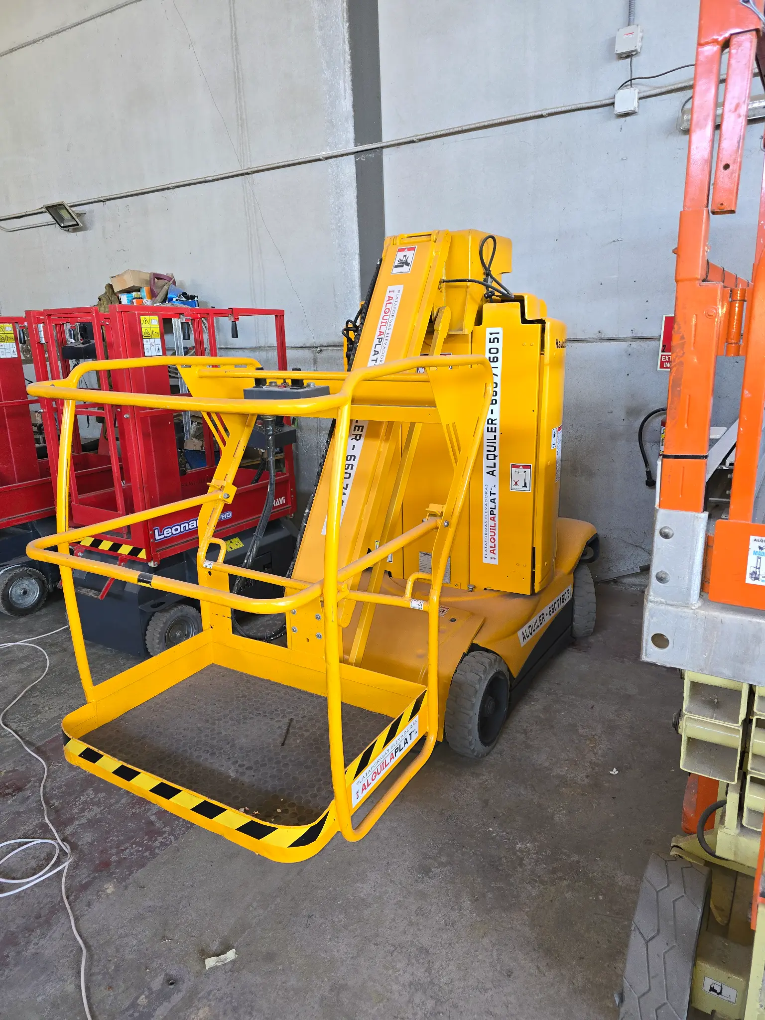 Plataforma Mástil Amarilla para Alquiler