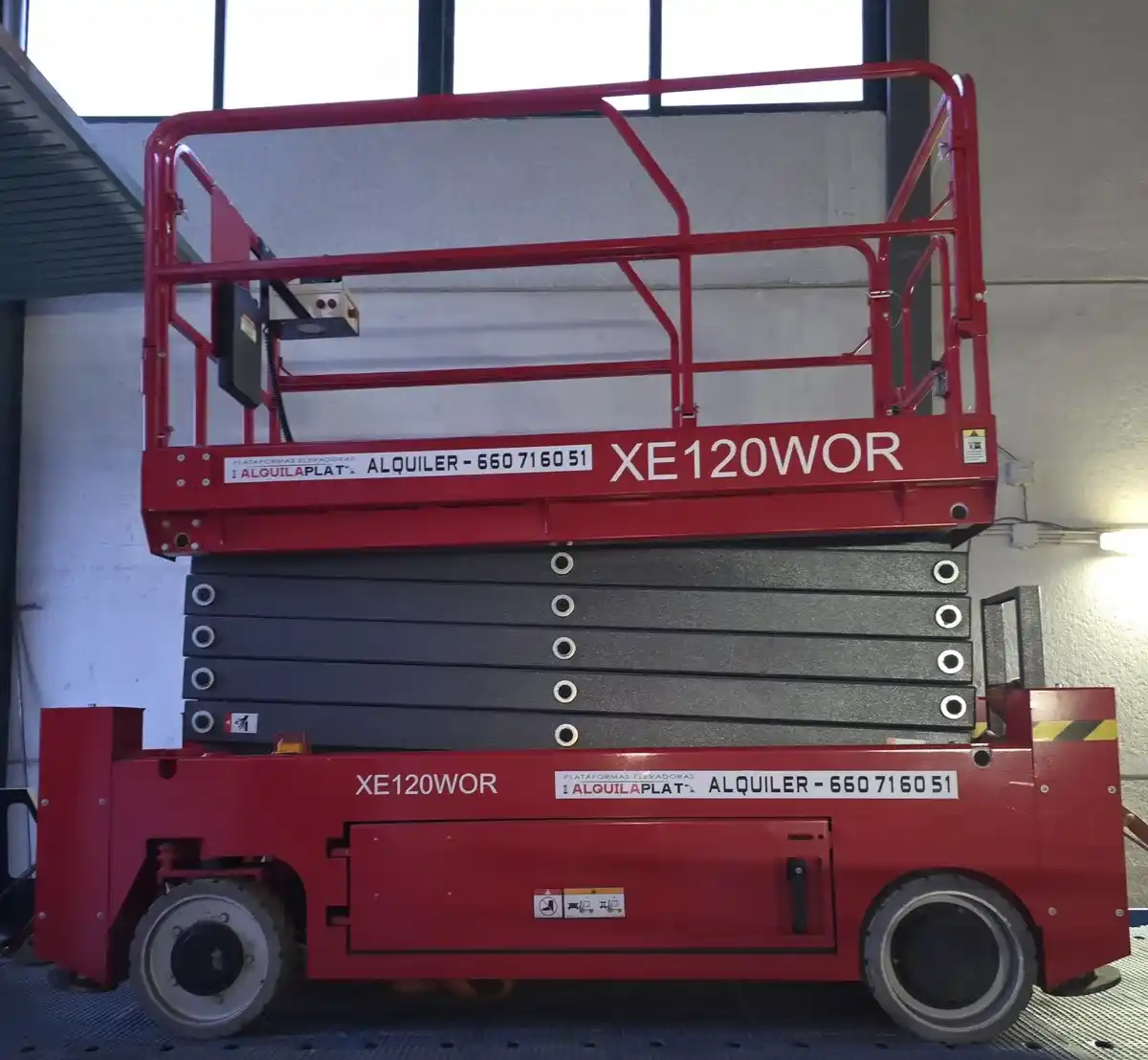 Tijera 12m con Estabilizadores - Vista Lateral